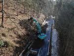 Ein Bagger trägt an der L 409 den Fels ab. © STED/Holler