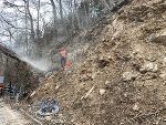Bis zu sechs Meter tief werden Felsnägel gebohrt. © STED/Holler