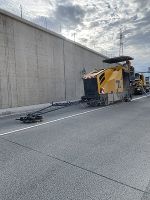 Eine deutsche Spezialfirma behandelt die Betonfahrbahn im sogenannten Grinding-Verfahren. 