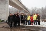 Jede Menge Unterstützung hatte LH-Stv. Anton Lang (7.v.l.) bei der heutigen Verkehrsfreigabe der Krummbachbrücke.