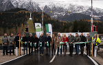 Landeshauptmann Christopher Drexler (8.v.l.) und Verkehrsreferent LH-Stv. Anton Lang (10.v.l.) bei der feierlichen Verkehrsfreigabe auf der B 145.