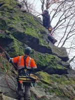 Ausgebildete Bergsteiger der Firma Kaim erledigten an der B 20 die Arbeiten. © A16