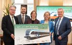 LH Christopher Drexler, Heinz Freunschlag, Barbara Kleinert, Ministerin Leonore Gewessler und LH-Stv. Anton Lang (v.l.) bei der Präsentation der neuen Verkehrsdiensteverträge im Weißen Saal der Grazer Burg. © Land Steiermark/Andreas Resch