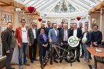 LH-Stv. Anton Lang (3.v.l.) und Bgm. Christoph Stark (2.v.l.) präsentierten mit vielen Verantwortlichen die erfolgreiche Umsetzung. © Land Steiermark/Resch LH-Stv. Anton Lang (3.v.l.) und Bgm. Christoph Stark (2.v.l.) präsentierten mit vielen Verantwortlichen die erfolgreiche Umsetzung.