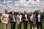 Landesbaudirektor Andreas Tropper, Vizebürgermeister Thomas Reiter (Gleisdorf), Bürgermeister Werner Höfler (Hofstätten an der Raab), LH Christopher Drexler, LH-Stv. Anton Lang und Hans Zwath (ÖBB-Infrastruktur) präsentierten das Großprojekt zur neuen „Spange Wünschendorf“ an der B 68. © Land Steiermark; Verwendung bei Quellenangabe honorarfrei Landesbaudirektor Andreas Tropper, Vizebürgermeister Thomas Reiter (Gleisdorf), Bürgermeister Werner Höfler (Hofstätten an der Raab), LH Christopher Drexler, LH-Stv. Anton Lang und Hans Zwath (ÖBB-Infrastruktur) präsentierten das Großprojekt zur neuen „Spange Wünschendorf“ an der B 68.