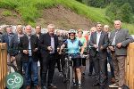 LH-Stv. Anton Lang (2.v.l.) und Lassings Bgm. Engelbert Schaunitzer (r.) bei der Radwegeröffnung. © Land Steiermark/Zick