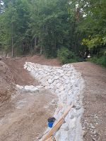 Die Wildbach- und Lawinenverbauung errichtete einen Ablenkdamm. © A16