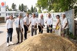 LH-Stv. Anton Lang (3.v.r.) und Langenwangs Bgm. Rudolf Hofbauer (l. neben Lang) beim feierlichen Spatenstich. © Land Steiermark/Zick