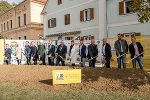LH-Stv. Anton Lang (Mitte), LAbg. Bgm. Wolfgang Dolesch (l. daneben) und Projektleiter Michael Kern (3.v.r.) mit "tatkräftiger Unterstützung". © Land Steiermark/Resch