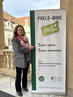 Verkehrslandesrätin Claudia Holzer wirbt für kostenlose E-Bike-Kurse.